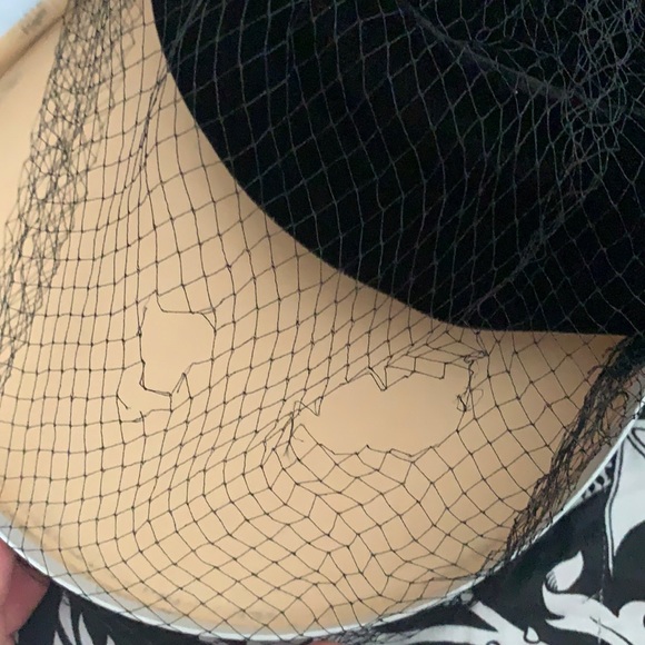 Vintage 1950s velvet pillbox hat w/ veil & hatbox - Picture 5 of 8